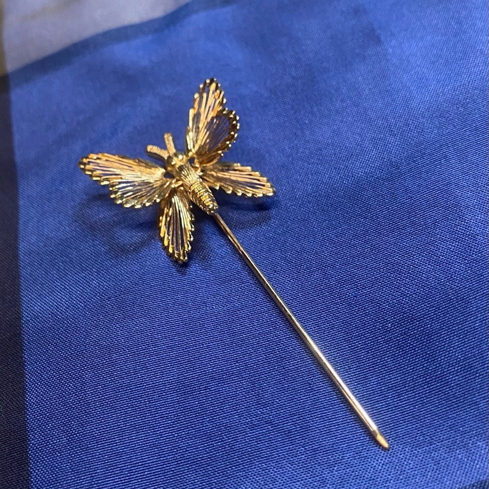 Monet Gold Brooch Elegant Vintage-Inspired Design